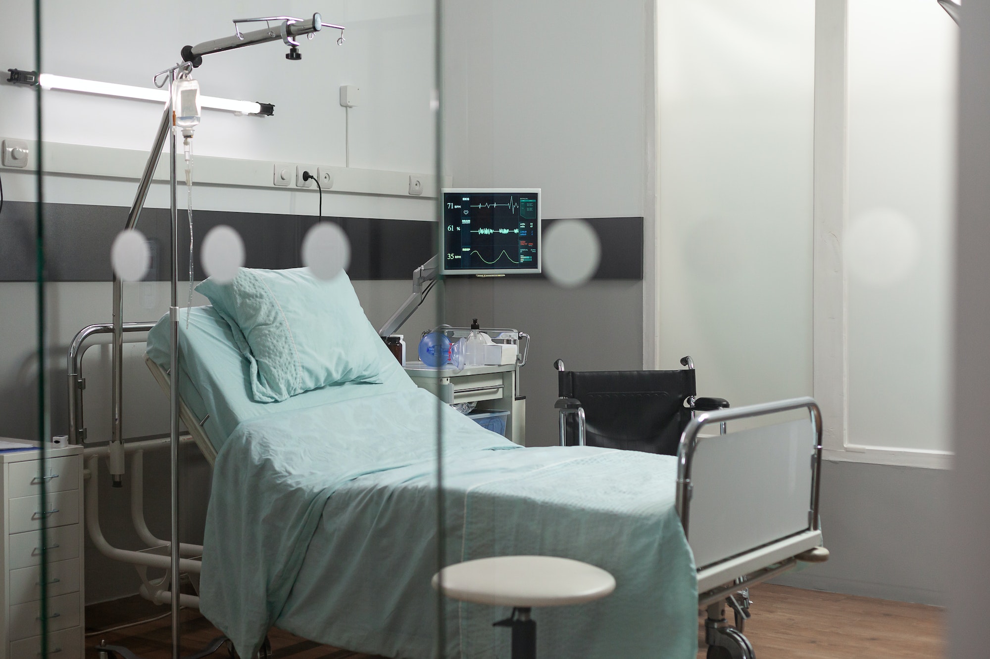 recovery-room-with-comfortabl-bed-for-patients.jpg